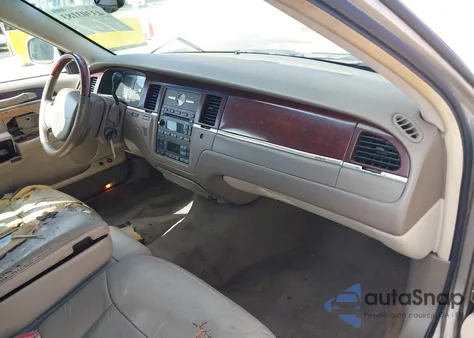 2005 Lincoln Town Car Signature Limited z USA, uszkodzony, nr VIN 1LNHM82W15Y659801